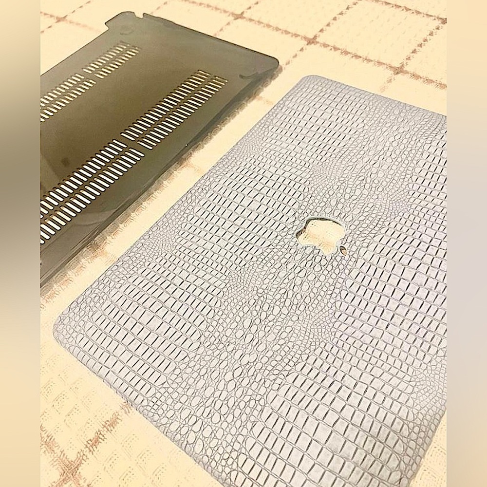 Durable computer case, used, missing rubber on the bottom